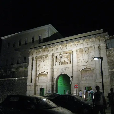 페닌슐라 어코모데이션 자다르